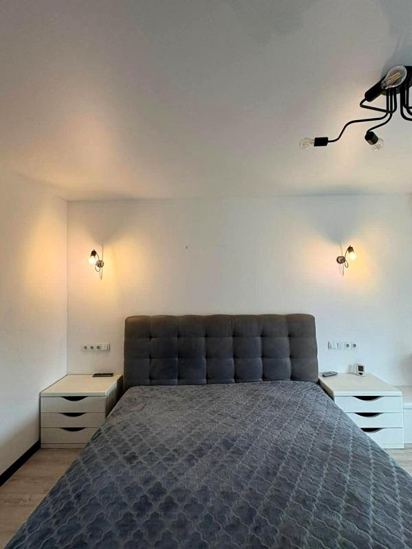 Spacious 1-bedroom apartment near Vokzalna metro with modern design and full amenities