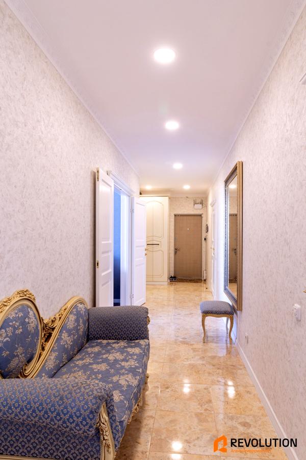 3-Room Apartment in Solom'yansky District with Designer Renovation