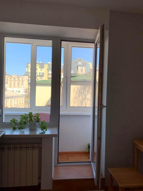 Cozy 1-bedroom studio apartment near Kontraktova Square
