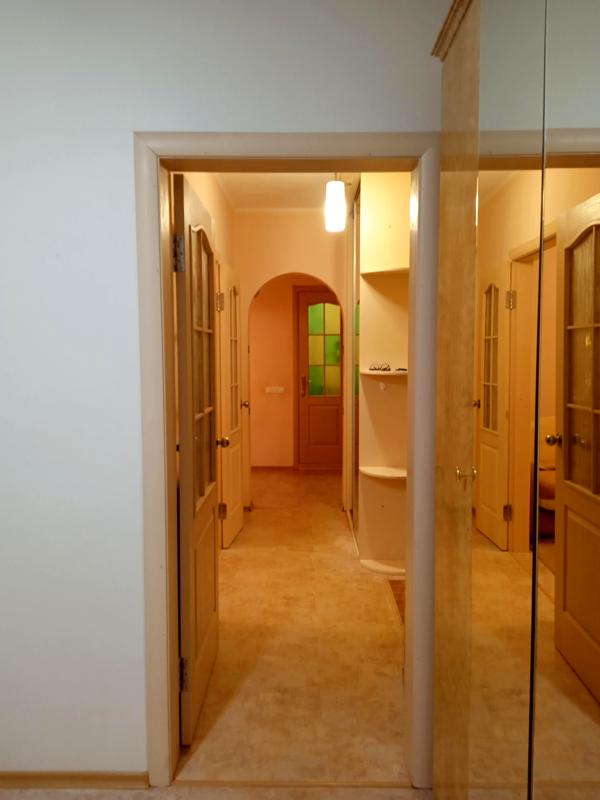 Cozy 2-Room Apartment near Berestetska Metro with Modern Amenities