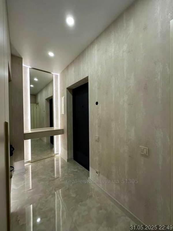 Spacious Designer Apartment with Separate Bedroom and Studio Kitchen