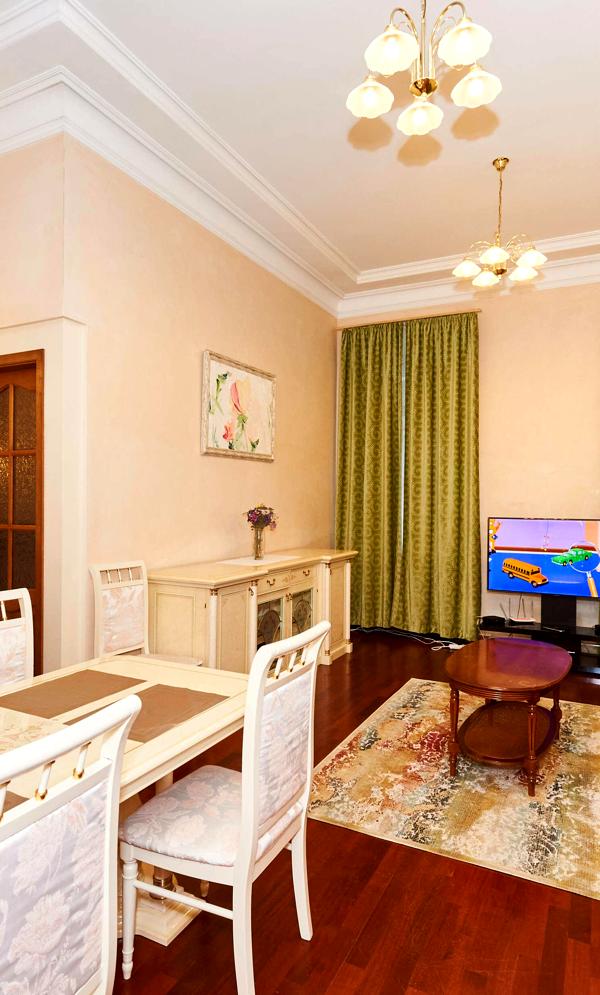 Spacious 4-bedroom apartment in Passage Gallery near Khreshchatyk Metro