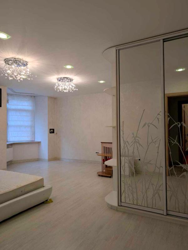 Spacious 3-room apartment with designer renovation, 148 m²
