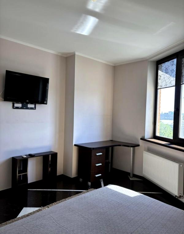 Spacious 1-bedroom apartment with studio kitchen near Gymnasium Embankment
