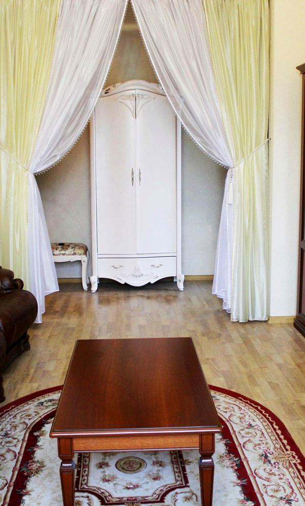 3-Room Apartment in Pechersk District, Kyiv City Center