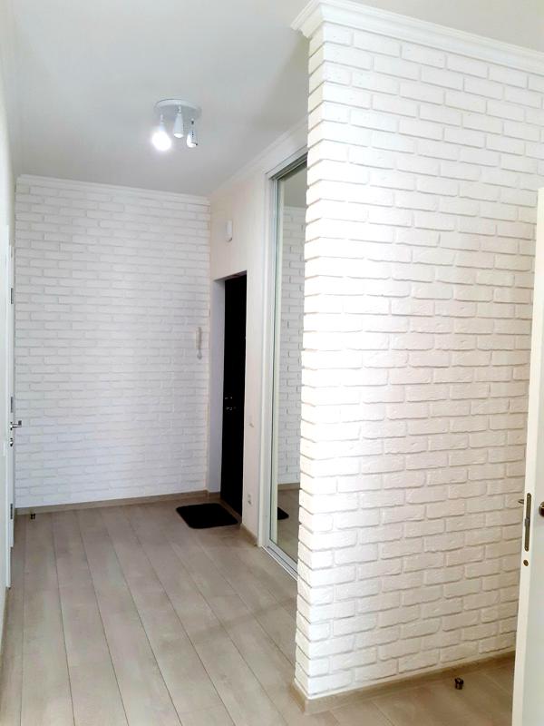 Stylish Studio Apartment in Central Location with Balcony