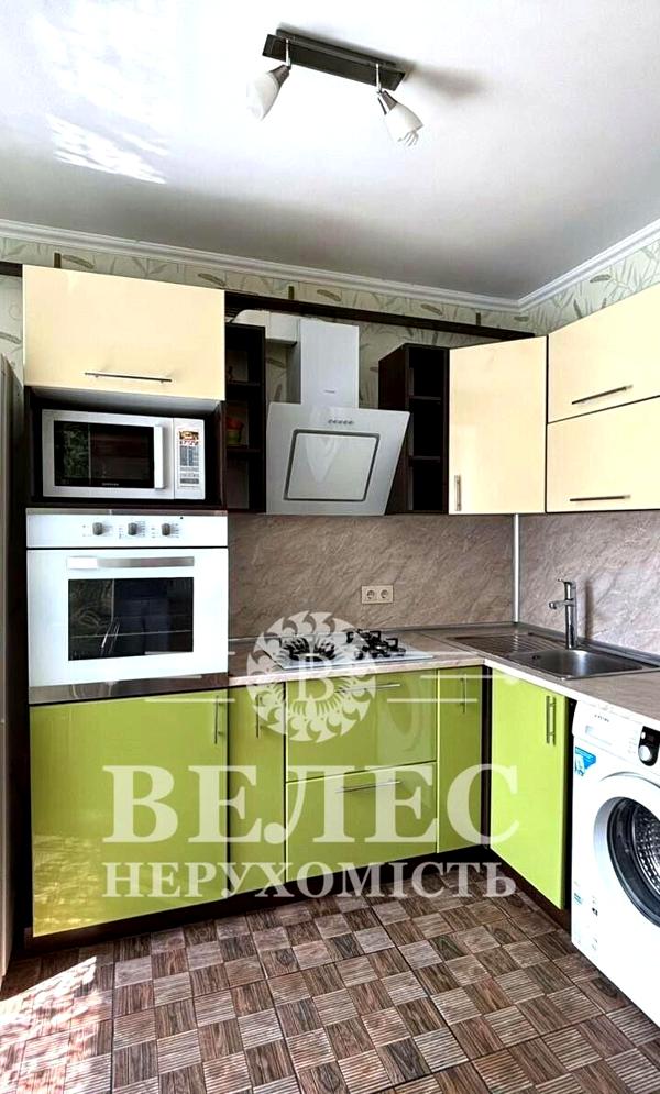 2-Room Apartment near Klovska Metro, Quiet Green Courtyard