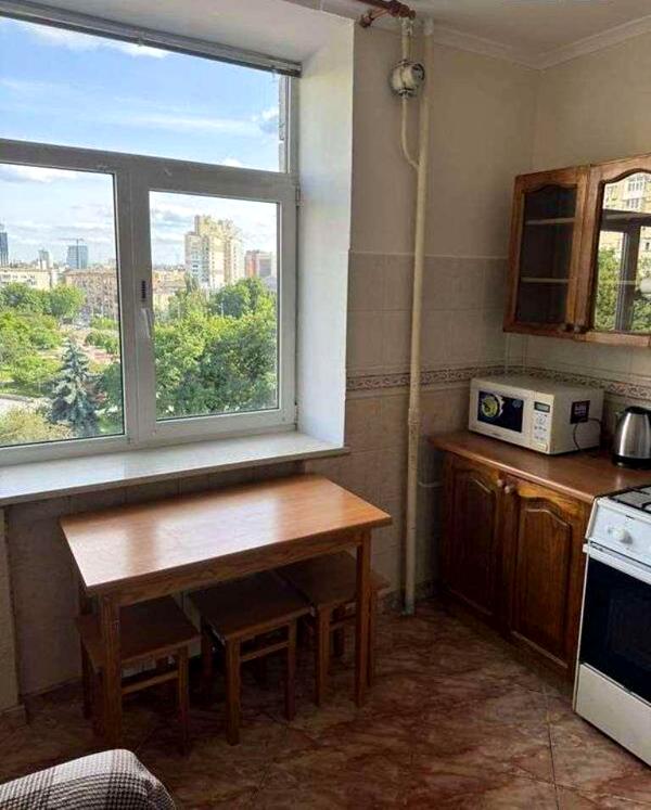 1-Room Apartment with Balcony near Palats Ukrainy Metro