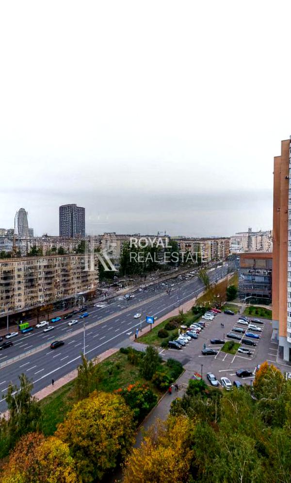4-Room Apartment on Lesia Ukrainka Boulevard with Premium Features