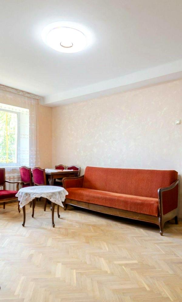 Cozy Apartment in Quiet Central Location with Multiple Amenities