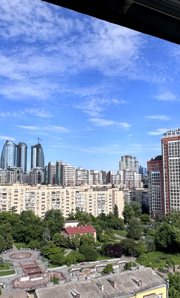 2-Room Apartment in Central Kyiv, Near Palats Ukrainy, with City View