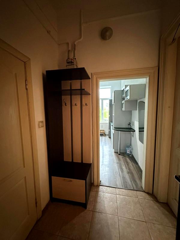 Renovated apartment with modern amenities and convenient layout