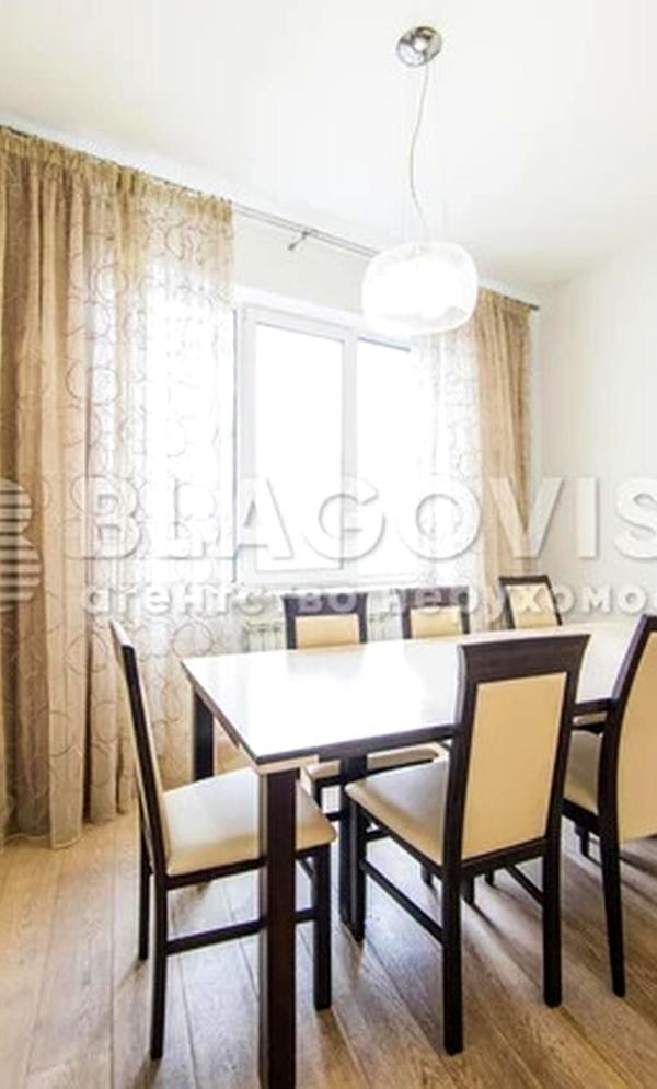 VIP-Level Apartment with Functional Layout near Pecherska Metro