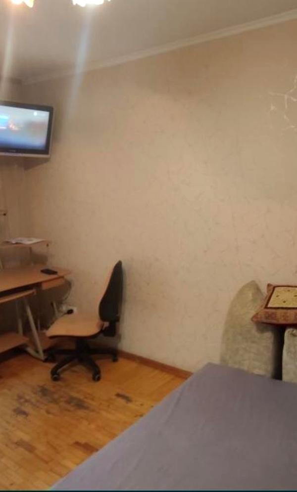 1-Bedroom Apartment near Petrівka Metro with Nearby Amenities