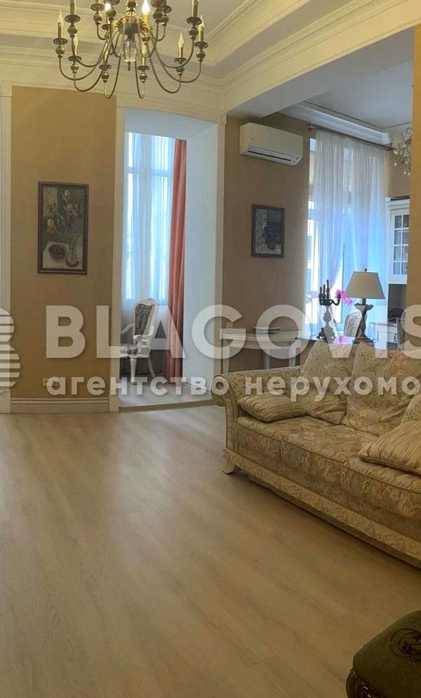 Two-room apartment in city center with designer renovation
