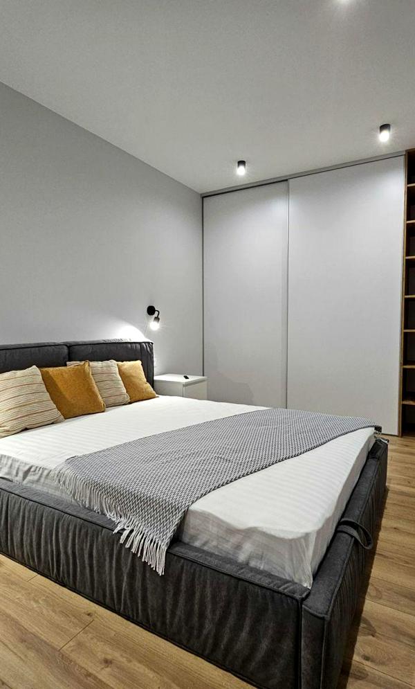 Stylish One-Bedroom Apartment in Lincoln Complex with Designer Renovation