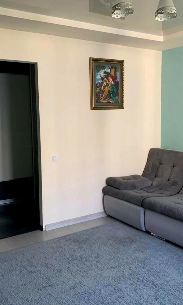 3-Room Apartment on Varshavska Street with Designer Interior