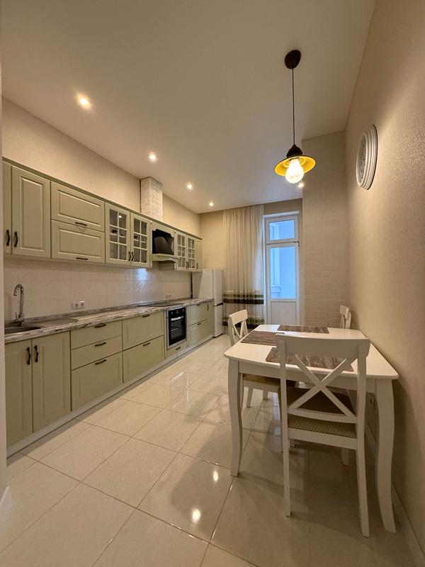 Spacious 1-bedroom apartment in Pechersk Quarter with modern design