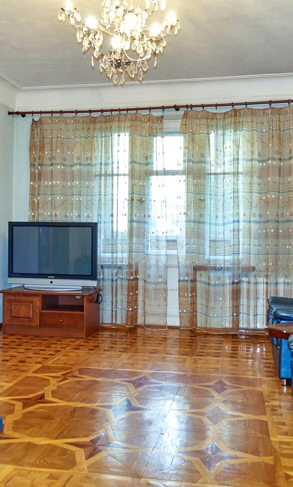 3-Bedroom Apartment on Kruglouniversitetskaya Street