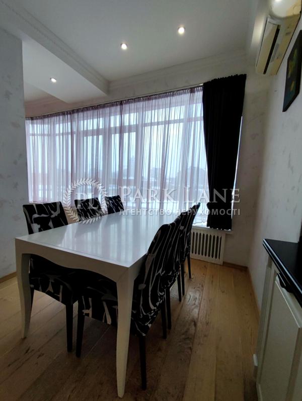 3-Bedroom Spacious Apartment near Pechersk Metro with Panoramic Windows