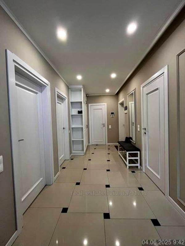 Designer-renovated 2-room apartment with studio kitchen near city center