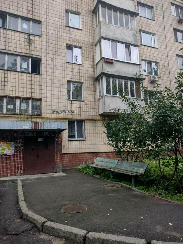 2-Room Apartment near Lukyanivska Metro with Balcony