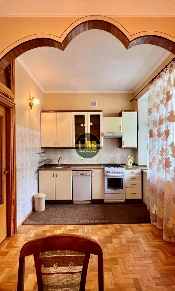 3-Room Apartment near Khreshchatyk Metro, Fully Furnished