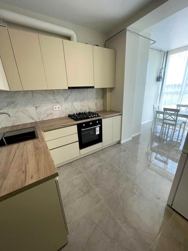 First Rental! Designer Renovation in Business-Class Residential Complex