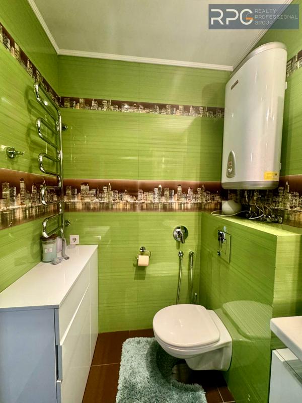 Cozy 1-Room Apartment in Kyiv City Center with Balcony and City View