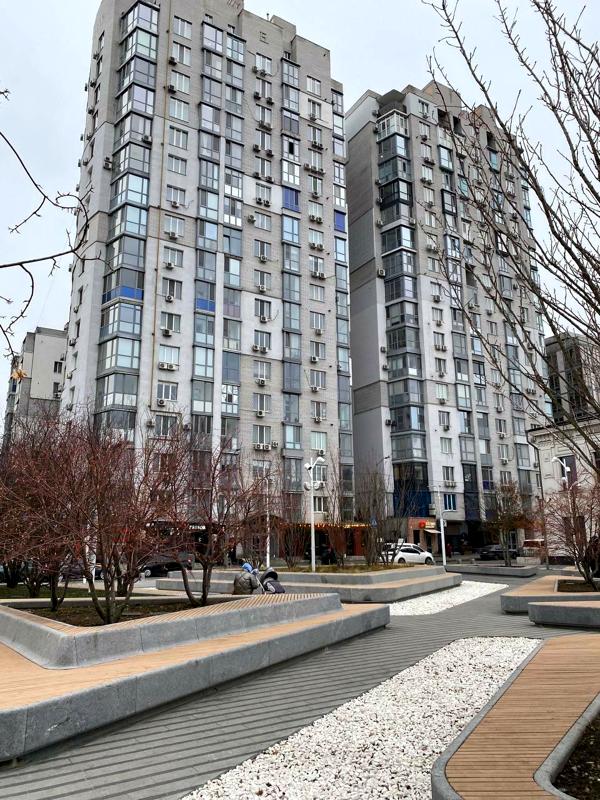 2-Room Apartment in Residential Complex on Lyvarna Street