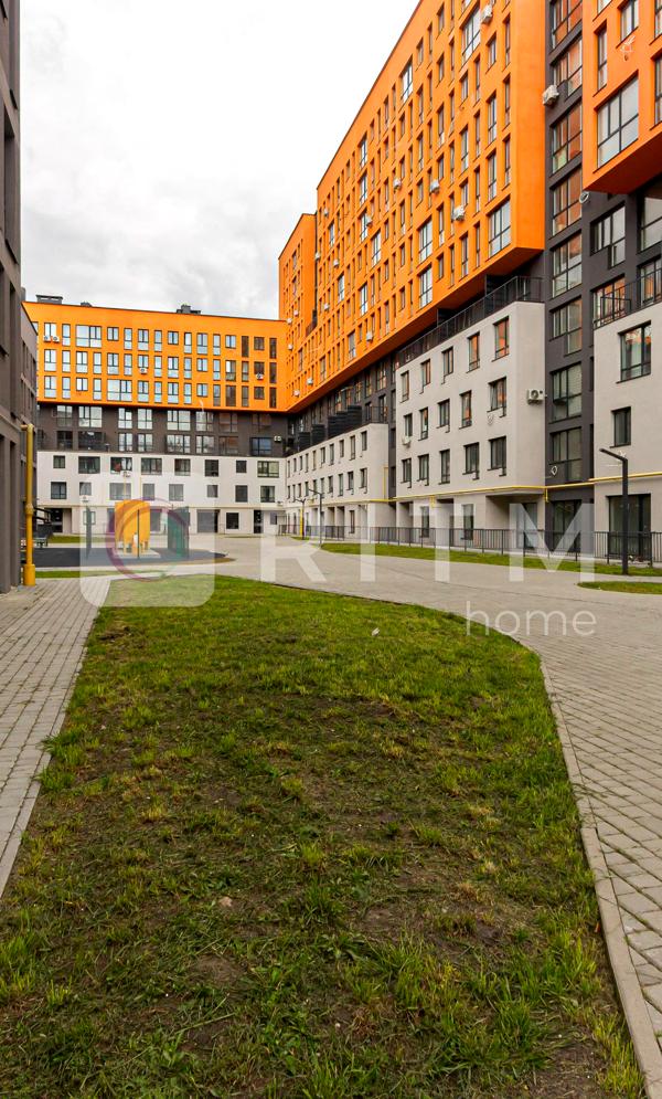 Designer 1-bedroom apartment with studio kitchen in new building