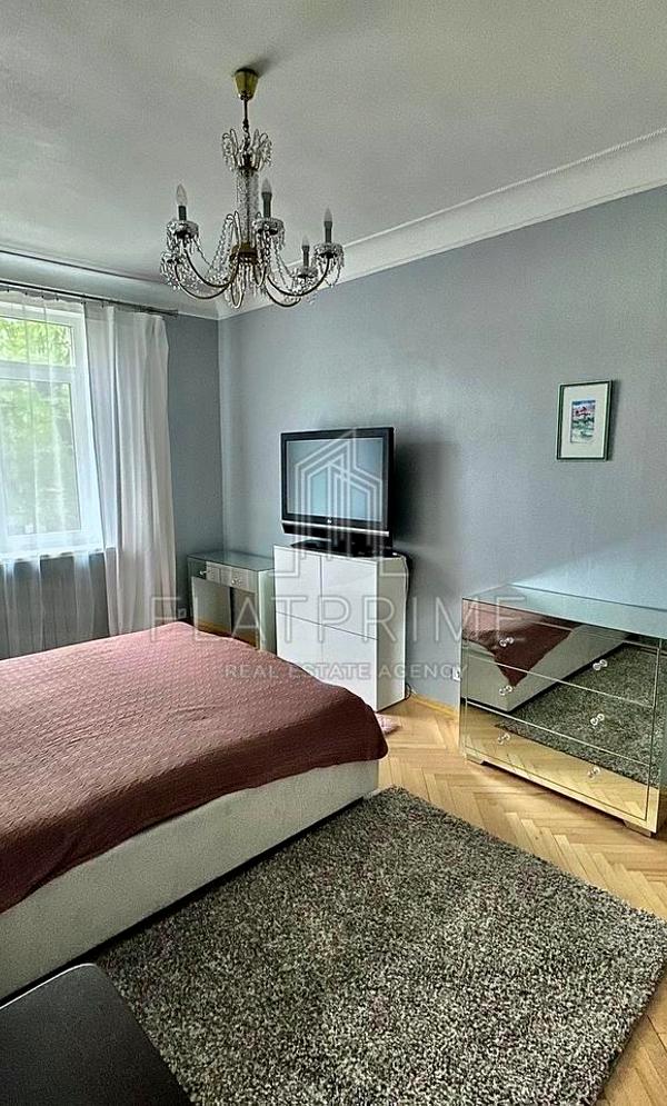 Two-Room Apartment in Stalin-Era Building near Shuljavska Metro