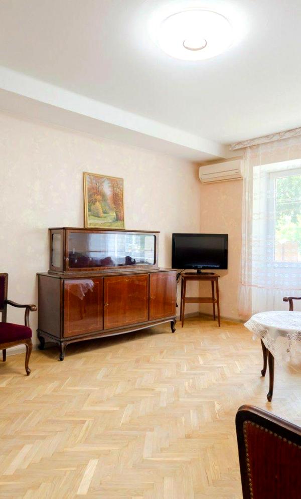 Cozy Apartment in Quiet Central Location with Multiple Amenities