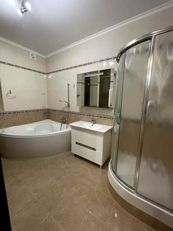 Spacious 4-room apartment in Klovskyi Descent, Pechersk District