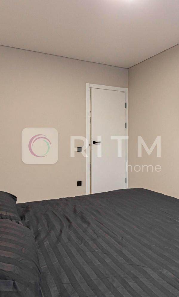 Designer 1-bedroom apartment with studio kitchen in new building