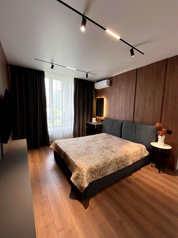 Spacious 1-Bedroom Apartment in Pechersk District with Designer Renovation