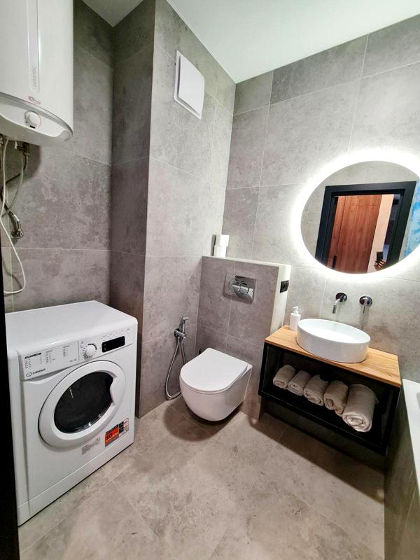 Spacious One-Bedroom Apartment with Modern Design in Warsaw Complex