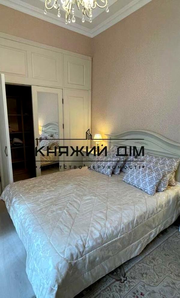 2-Room Apartment in Holosiivskyi District, Antonovycha Street