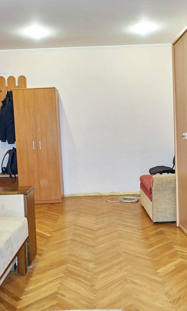 1-Bedroom Apartment near Zverynets Metro, Quiet Location with Botanical Garden View