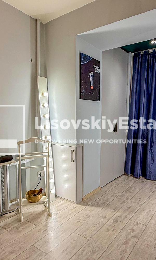 Spacious 1-Room Apartment near Klovska Metro with Full Amenities