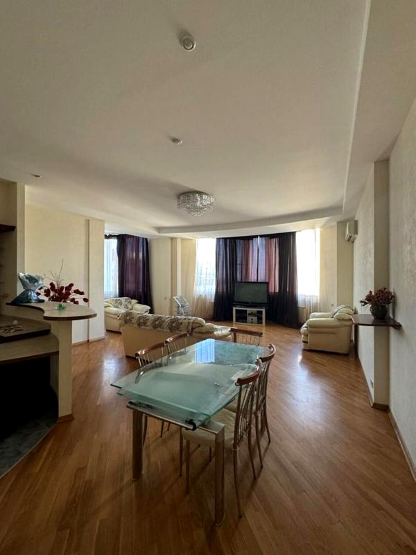 Spacious 3-bedroom apartment near the sea with euro renovation