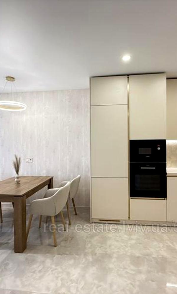 Designer Renovated Apartment in Avalon Yard Complex with Modern Amenities