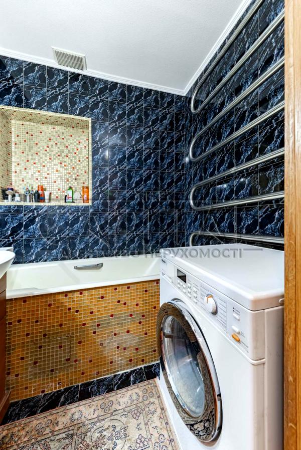 Two-level apartment in historical downtown area near Golden Gates