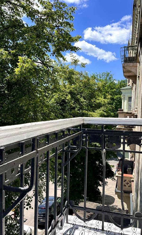 Two-room apartment with high ceilings, gas heating, and balconies