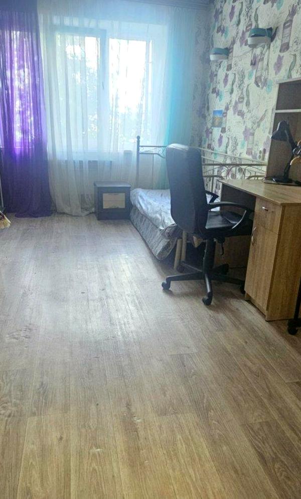 Жеңіс Паркінің жанындағы 3 бөлмелі пәтер, бірінші қабат, кең