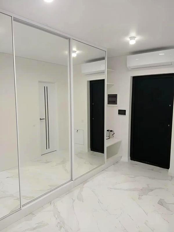 Central Location Apartment in A5 Complex with Quality Renovation