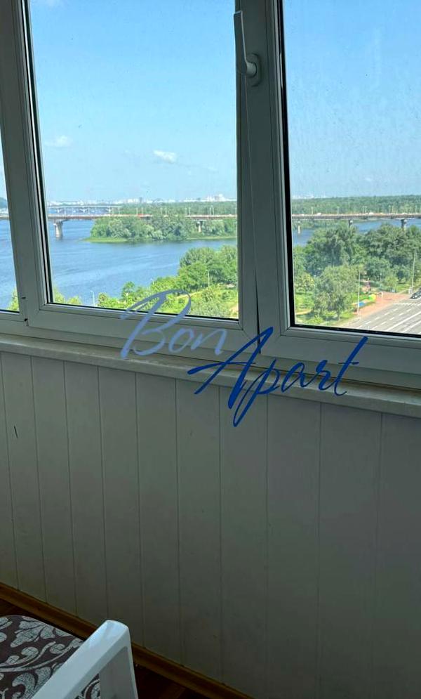 3-Room Apartment on the Dnipro River with Balcony and River View