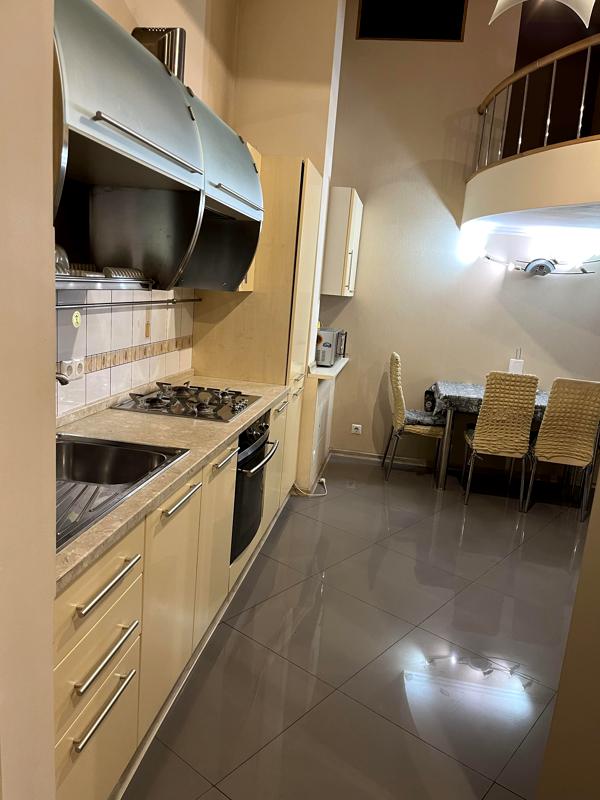2-Level City Center Apartment with Urban Amenities
