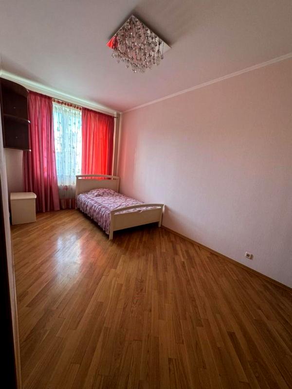 Spacious 3-bedroom apartment near the sea with euro renovation