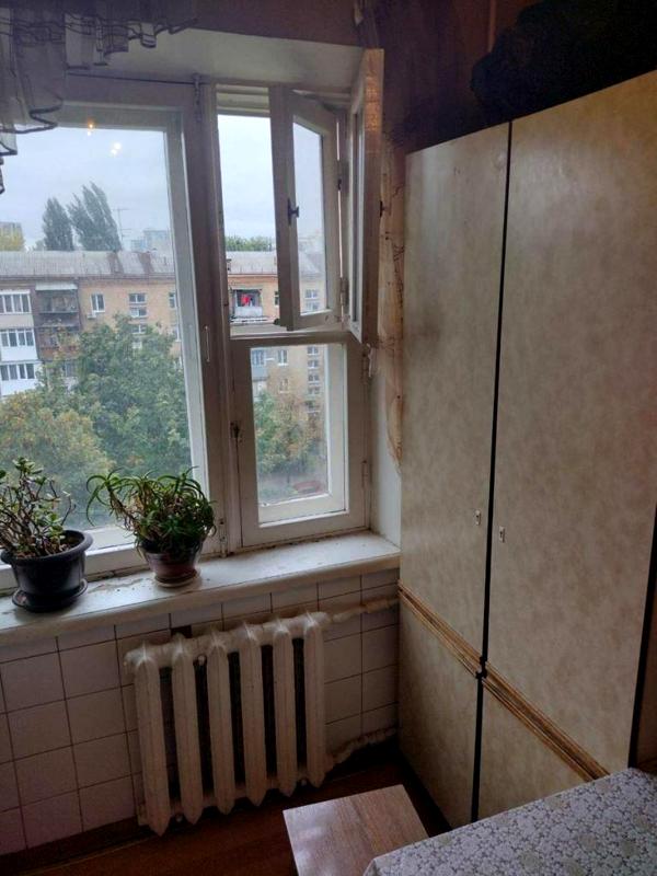 2-Room Apartment near Lukyanivska Metro with Balcony